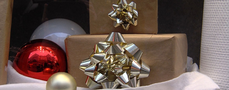 Geschenke in einem Schaufenster